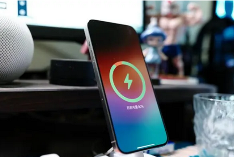 阳城苹果15换屏服务分享用什么充电器给iPhone15充电更好 